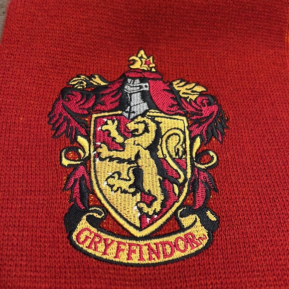 Harry Potter Gryffindor scarf from the wizarding world of Harry Potter - Picture 2 of 5